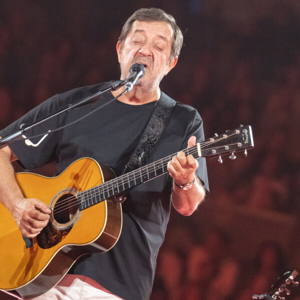 Rui Veloso transforma a Super Bock Arena num encontro intimista com a música portuguesa
